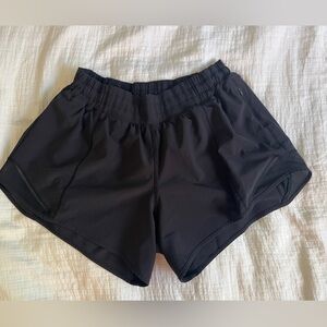 Lululemon Hotty Hot 2.5” Low Rise Shorts Size 8
